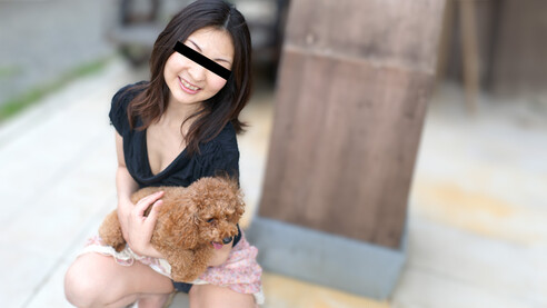 天然むすめ まなみ 僕の愛犬をダシに可愛い女の子をナンパでゲット！ 華奢なボディに可愛いルックスのまなみちゃんを愛犬を使ってナンパでゲット！可愛いーー！と警戒心もなく僕の家まで来てくれて、いっぱい愛犬を可愛がってくれました。犬に餌をあげるタイミングで、わざとおっぱいにタッチすると嫌な素振りは見せましたが、生まれてくる子犬をあげる約束をすると身を委ねてくれました！小さめサイズのおっぱいをたっぷり愛撫し、綺麗に手入れされたマンコをペロペロ。お互いを舐め合い、いろんな体位で中出しセックスを楽しみました！